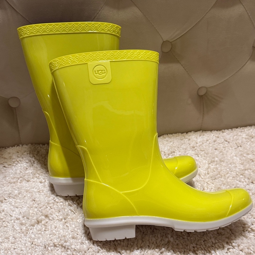 New Ugg rain boots yellow white lamb fur interior foot area mid calf size 7